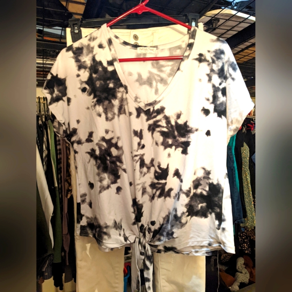Full Circle Trends Women's White/Black Tie-Hem T-Shirt